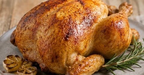 Poulet rôti doré prêt à être partagé