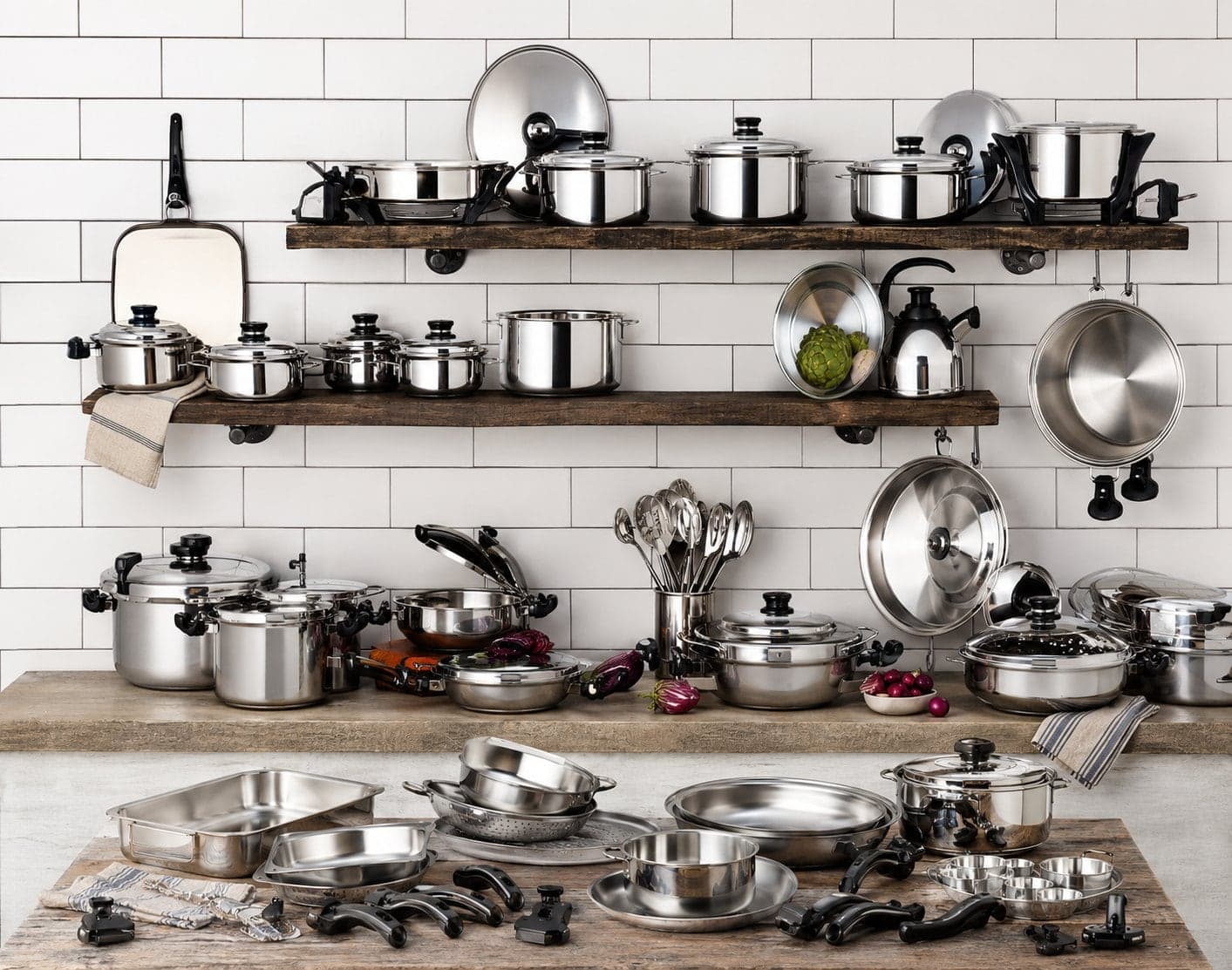Collection complète d'ustensiles Saladmaster présentée en cuisine
